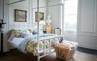 4 poster iron bed in ivory