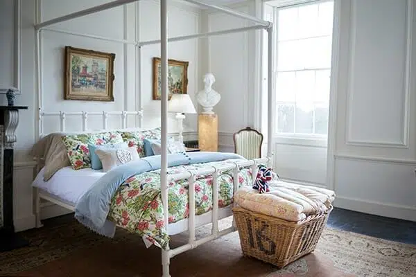 4 poster iron bed in ivory