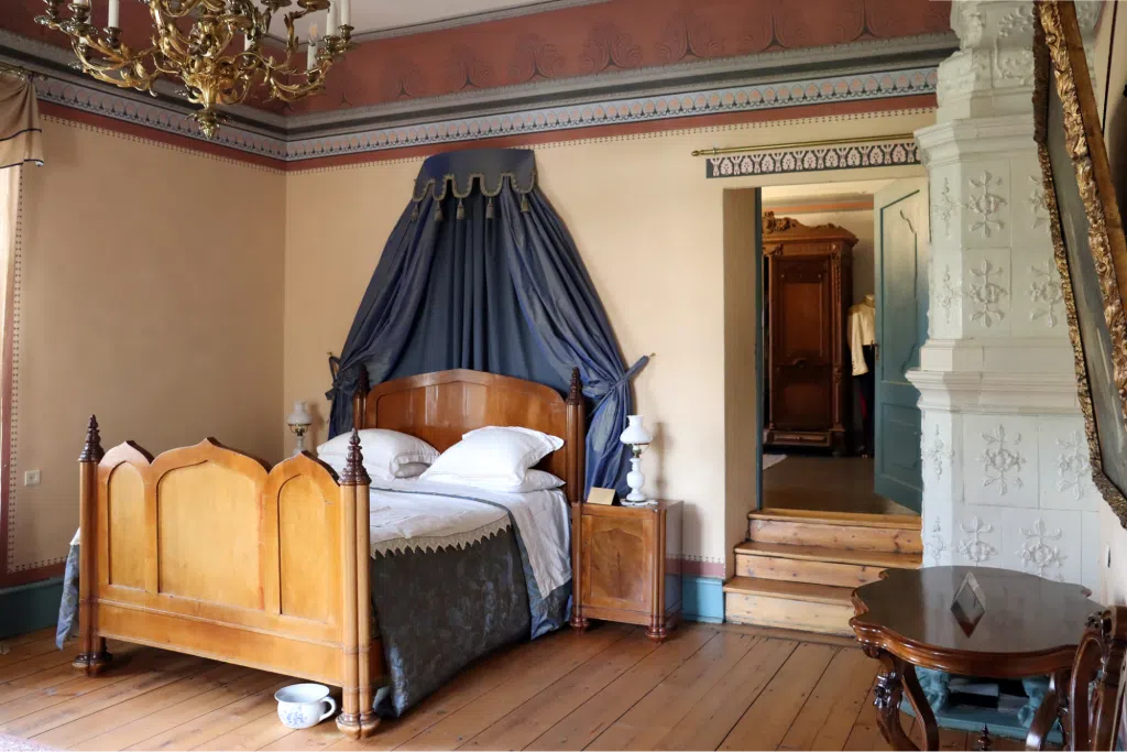 Antique style bed