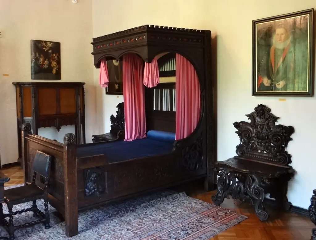 Wooden half tester bed