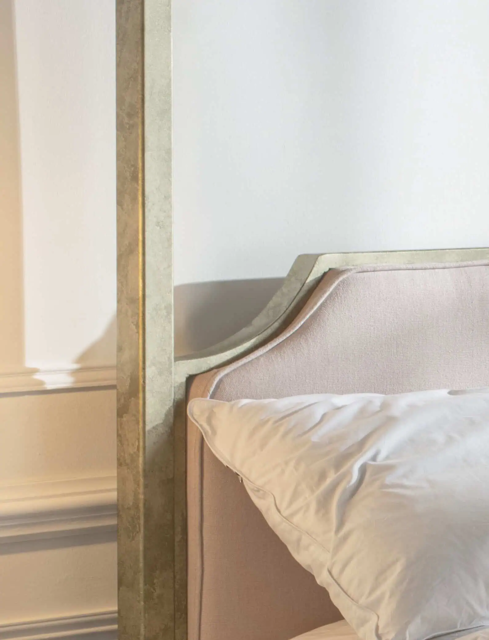 Aurora brass bed details